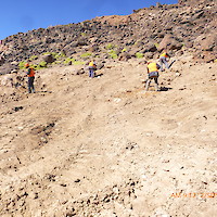 Personal de piso realizando el tendido de material acopiado con fines de recuperar la pendiente original de la zona, nótese que la zona cortada y plataforma han sido rellenadas.