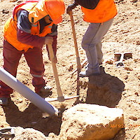 Preparación de la superficie a fin de colocar la placa de concreto.