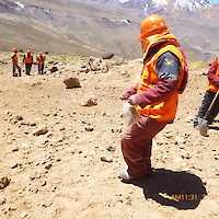 Personal sembrando semillas de “tola” en la superficie de la Plataforma CS – 03